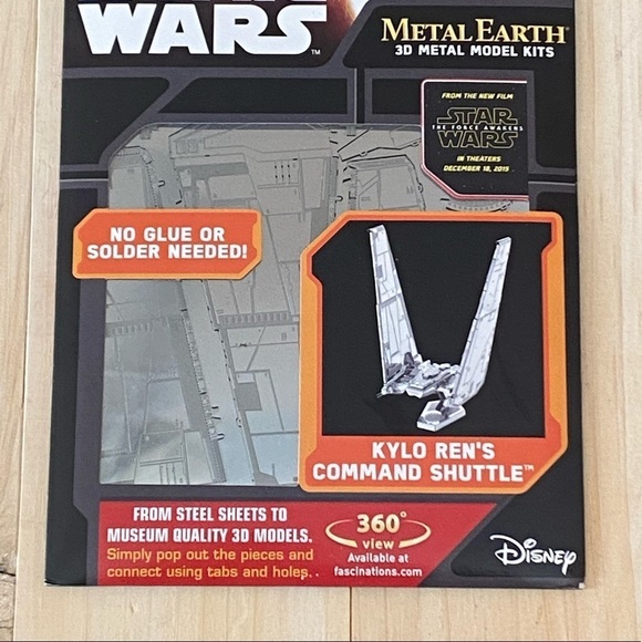 DISNEY Star Wars Metal Earth Kyle Ren’s Command Shuttle 3D Model Kit NEW - Picture 4 of 4